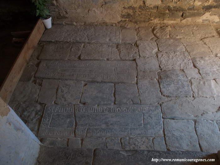 SEPUKTURAS ANTE LA PORTADA DE ACCESO AL TEMPLO